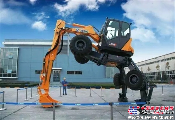 牛！中国军队又列装世界唯一技术装备：徐工钢铁蜘蛛侠让美国都望尘莫及
