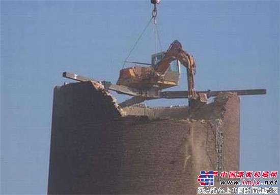 太疯狂！挖掘机百米高空拆烟囱作业