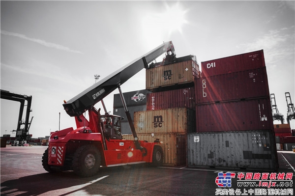 卡尔玛交付货物装卸设备至卡塔尔哈马德港