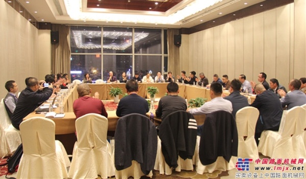 中國工程機械工業協會裝修與高空機械分會理事會在樂山成功召開