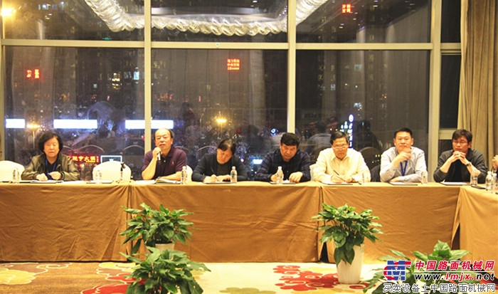 中国工程机械工业协会装修与高空机械分会理事会在乐山成功召开