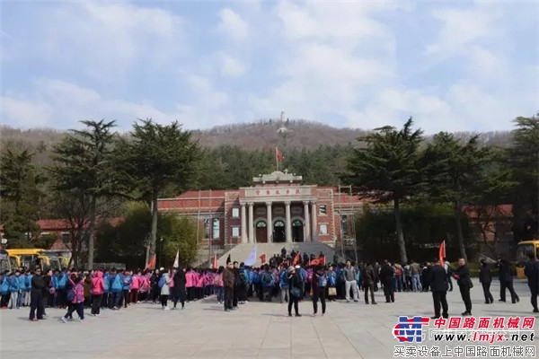 方圆集团组织青年职工祭扫英灵山革命烈士陵园接受革命传统教育