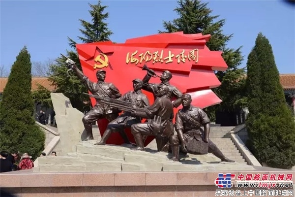 方圆集团组织青年职工祭扫海阳革命烈士陵园