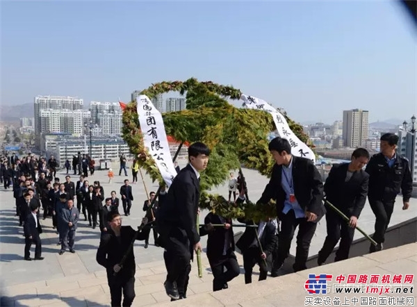 方圆集团组织青年职工祭扫海阳革命烈士陵园