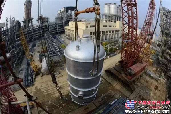 大片！中石化宁波工程公司动用三一1250吨履带吊护送510吨大件就位