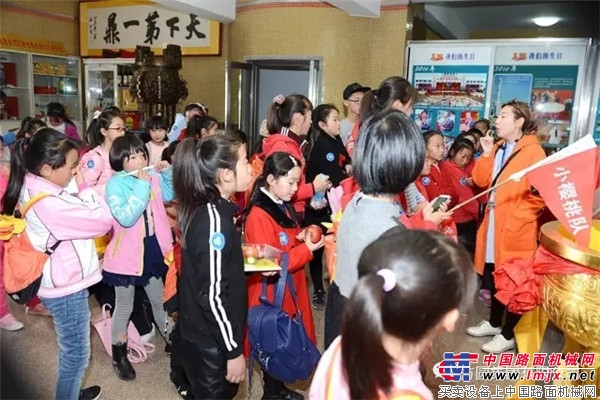 海阳华翎舞蹈培训学校师生欢畅感受方圆工业旅游