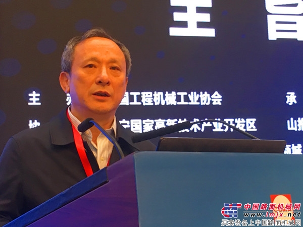 徐工集团董事长王民发表主旨演讲，主题是《不忘初心，坚定前行，努力攀登世界工程机械的最高峰》