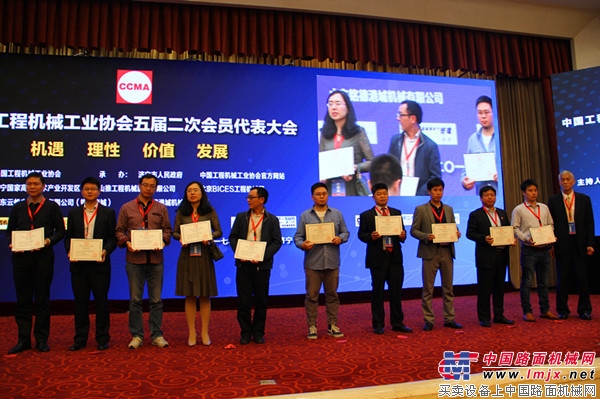 中国工程机械工业协会会长祁俊为颁发新会员证书