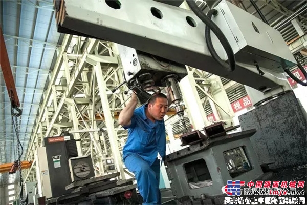 方圆集团建设机械二厂促生产保需求