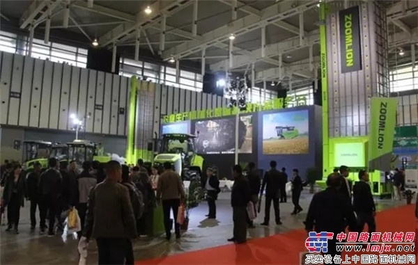 江苏举办农机展 相约金陵赏“极光”
