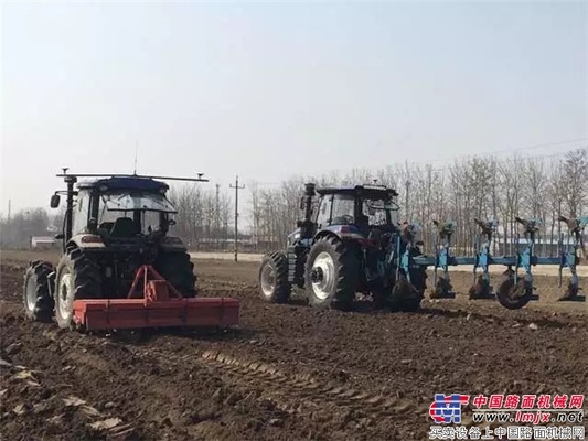 雷沃无人驾驶拖拉机助力春耕