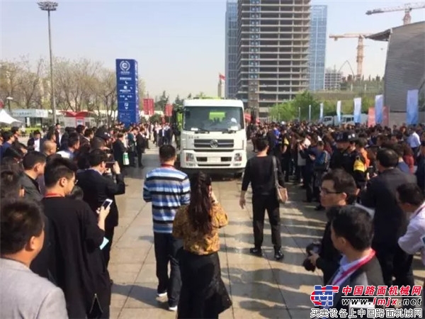 中联重科环卫装备成2017中国首届西部城乡环卫博览会上的“宠儿”
