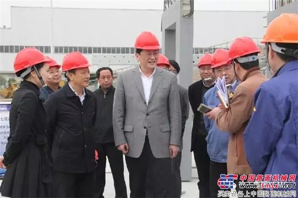 徐州市市委常委、开发区党工委书记王强到徐工现场办公