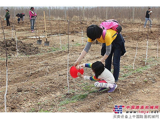 卡特彼勒北京志愿者参与2017年卡特彼勒基金会公益林春季植树活动
