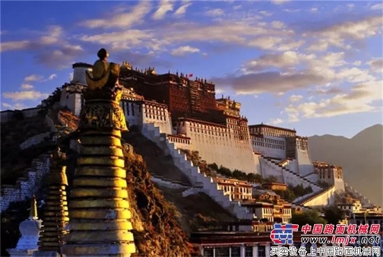 助力全球海拔最高环城路，“日光城”中发现最美“徐工金”