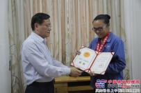 玉林市市长苏海棠为玉柴职工许燕妮颁发全国五一劳动奖章