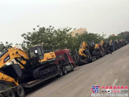30余台大型挖掘机从雷沃青岛厂区奔赴山西