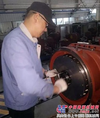 山推传动售后服务工程师：舍小家为大家