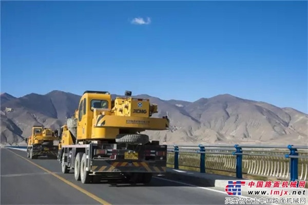 当徐工G一代穿过云层遇见雪山 那画面美的不敢直视
