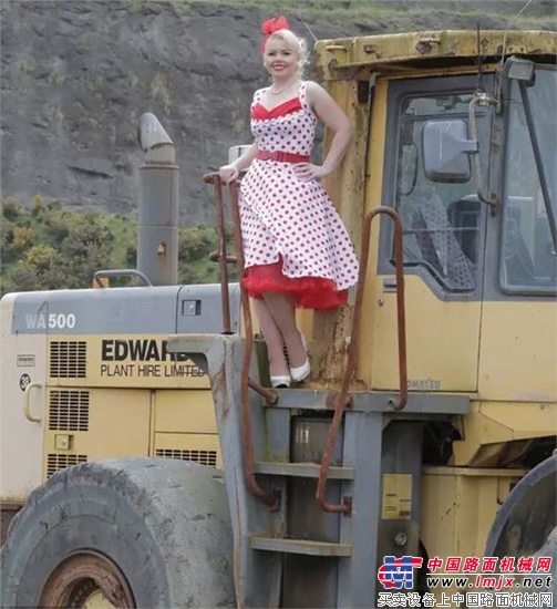 性感美女自制裙子走红网络 重点她还是挖掘机司机！