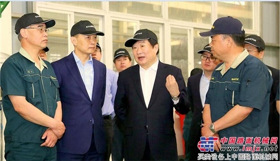 谭旭光董事长率队到山推调研 看望慰问一线员工