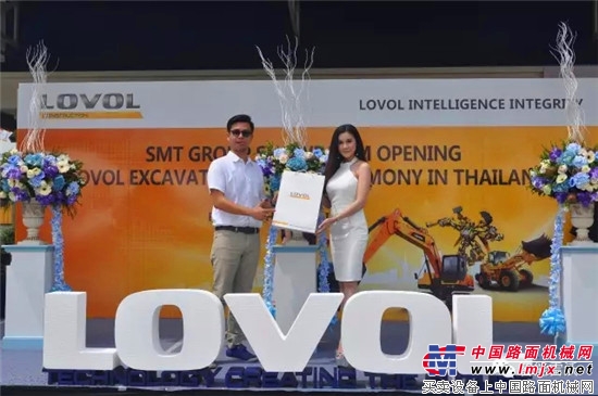 泰國“SMT開業慶典暨雷沃挖掘機產品上市”活動在曼穀舉行