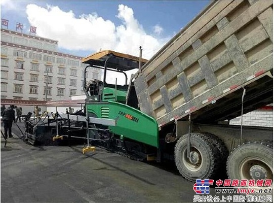 挺进西藏 山推助力林芝公路建设