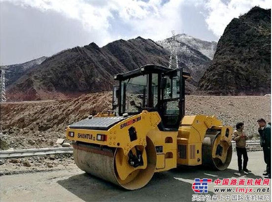 挺进西藏 山推助力林芝公路建设