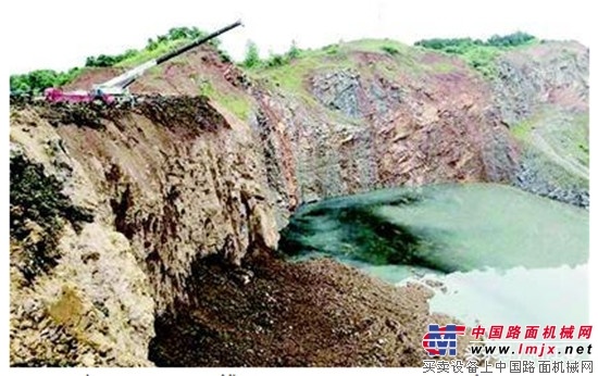 武漢推土機作業時墜入40多米深坑 被困司機救出時已遇難