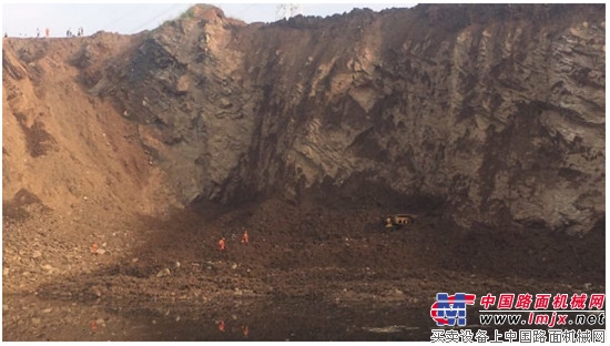 武汉推土机作业时坠入40多米深坑 被困司机救出时已遇难