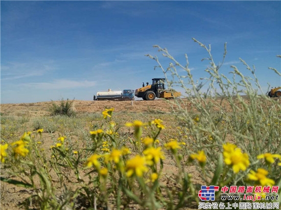 【客户说】沙地荒漠修路生金 扑捉震撼美景