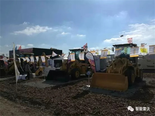 雷沃工程机械携手经销商亮相阿根廷Agroactiva展