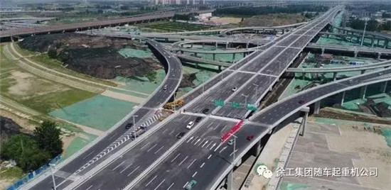 徐工高空作业车持续发力，推动郑州107辅道快速路提前通车。