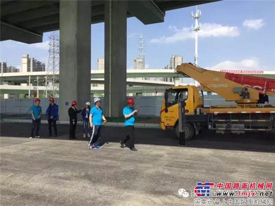 徐工高空作业车持续发力，推动郑州107辅道快速路提前通车。