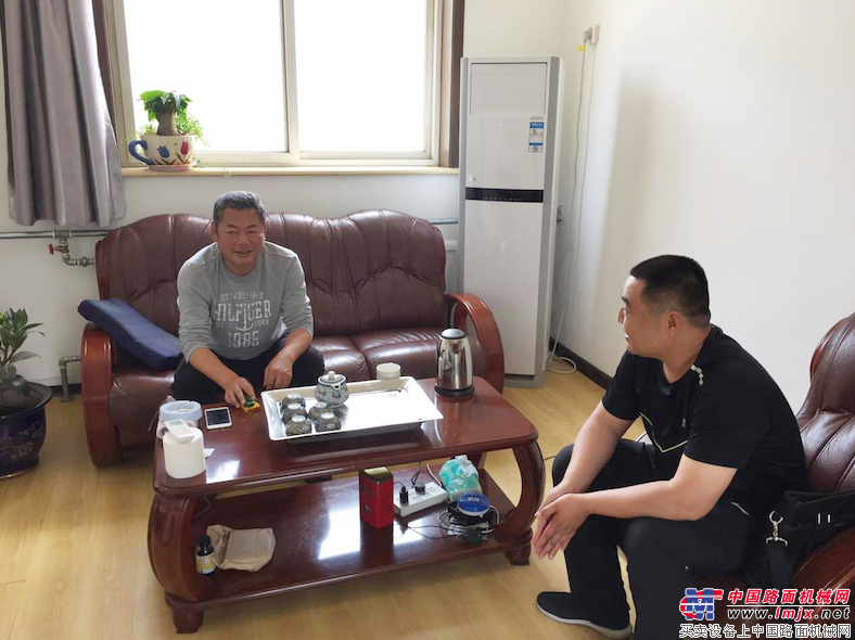 辽宁省大连环境卫生管理处设备主管周正端与同事进行工作交流