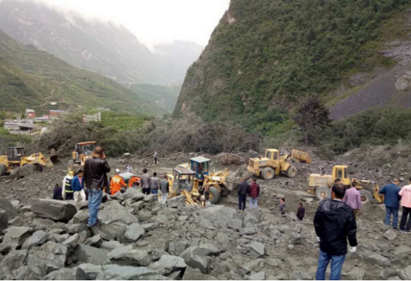茂縣山體垮塌100多人被埋 工程機械緊急救援