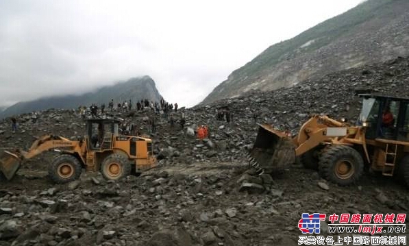 茂县山体垮塌100多人被埋 工程机械紧急救援