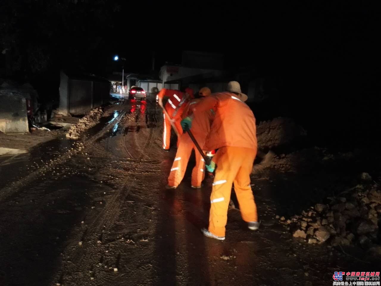 武山公路管理段夜战水毁保畅通
