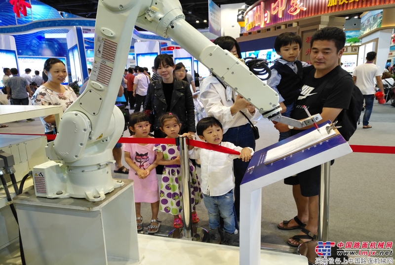 柳工机器人首次亮相自治区科技会展