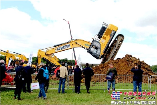 柳工公司大型设备亮相英国Plantworx展　现场交付首批10台CLG922E挖掘机