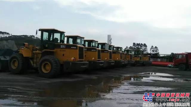 厦工装载机批量加盟粤北联合钢厂 
