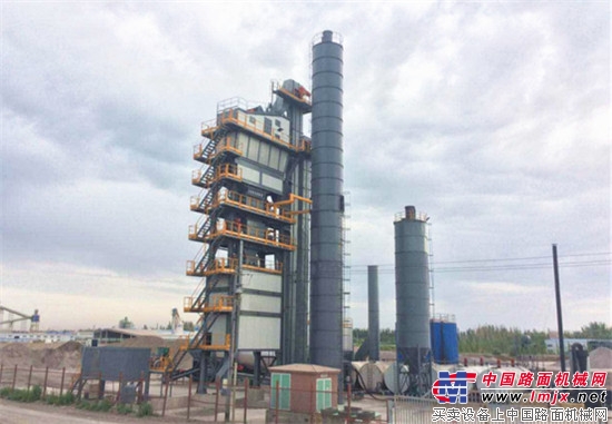 路通筑路机械第三套5000型沥青搅拌站在新疆顺利投产