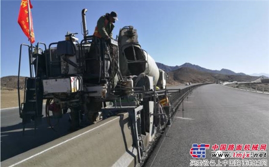 维特根 SP 15 助力西藏日喀则机场至市区专用公路新建工程