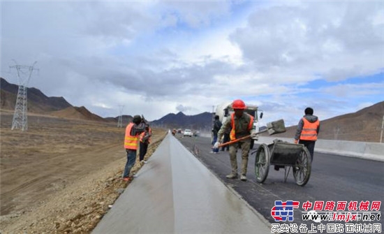 维特根 SP 15 助力西藏日喀则机场至市区专用公路新建工程