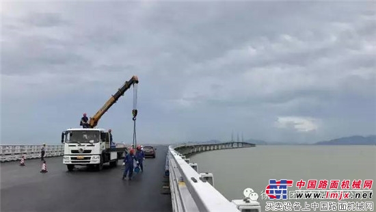 徐工6.3t直臂随车吊，为港珠澳大桥通车加足最后一马力