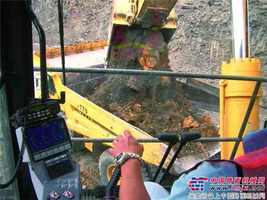 矿山用户的“神器”——小松PC2000液压挖掘机