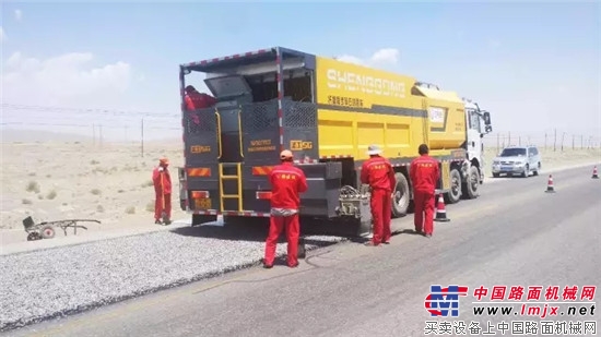 高遠聖工“黃金甲”榮耀係列助力“一帶一路”新疆交通建設