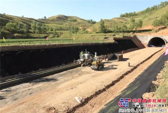 维特根SP 15水泥滑模摊铺机 助力青海省道路建设