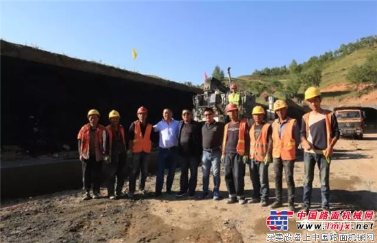 维特根SP 15水泥滑模摊铺机 助力青海省道路建设