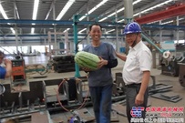清甜凉爽到车间，山河智能工会用西瓜给炎炎夏日降降温
